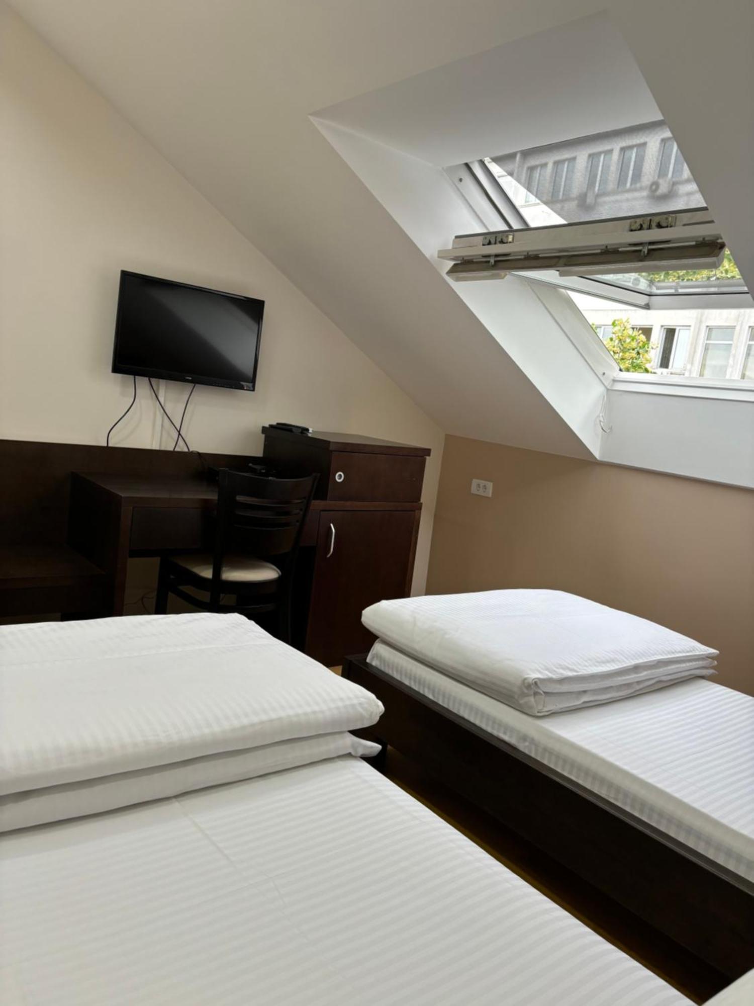 Atrium Bed and Breakfast Sremska Mitrovica Buitenkant foto