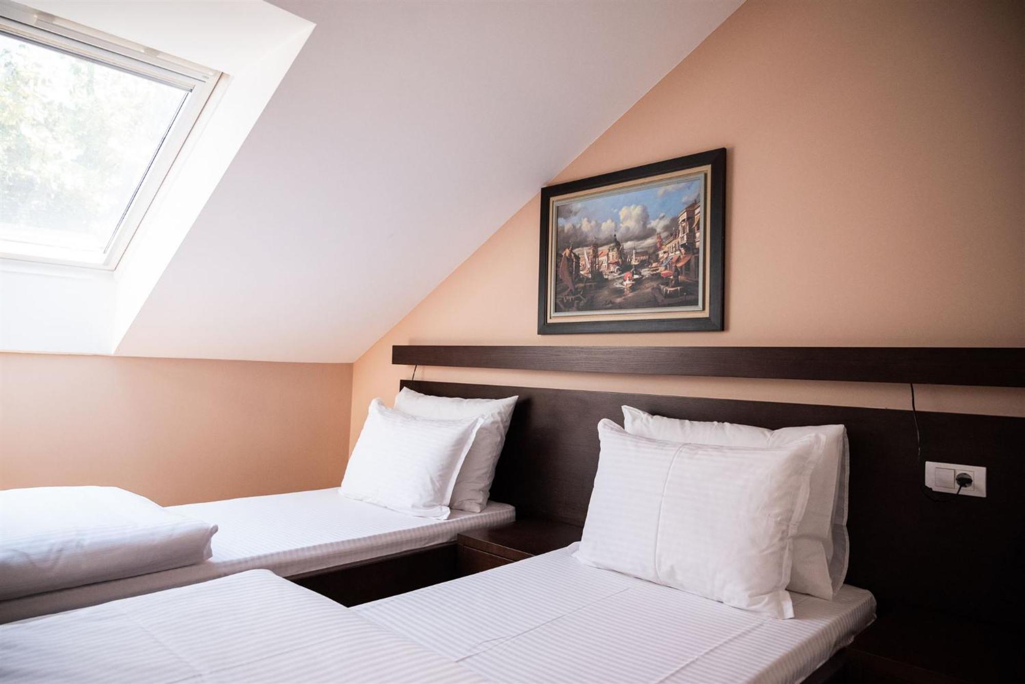 Atrium Bed and Breakfast Sremska Mitrovica Buitenkant foto