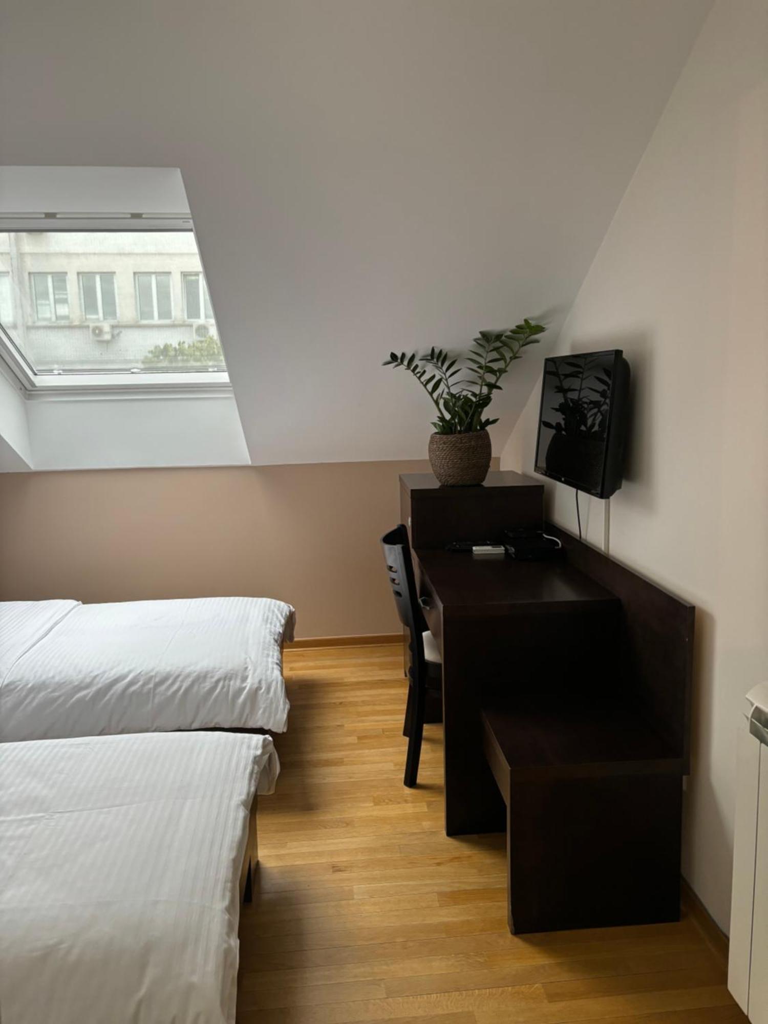 Atrium Bed and Breakfast Sremska Mitrovica Buitenkant foto