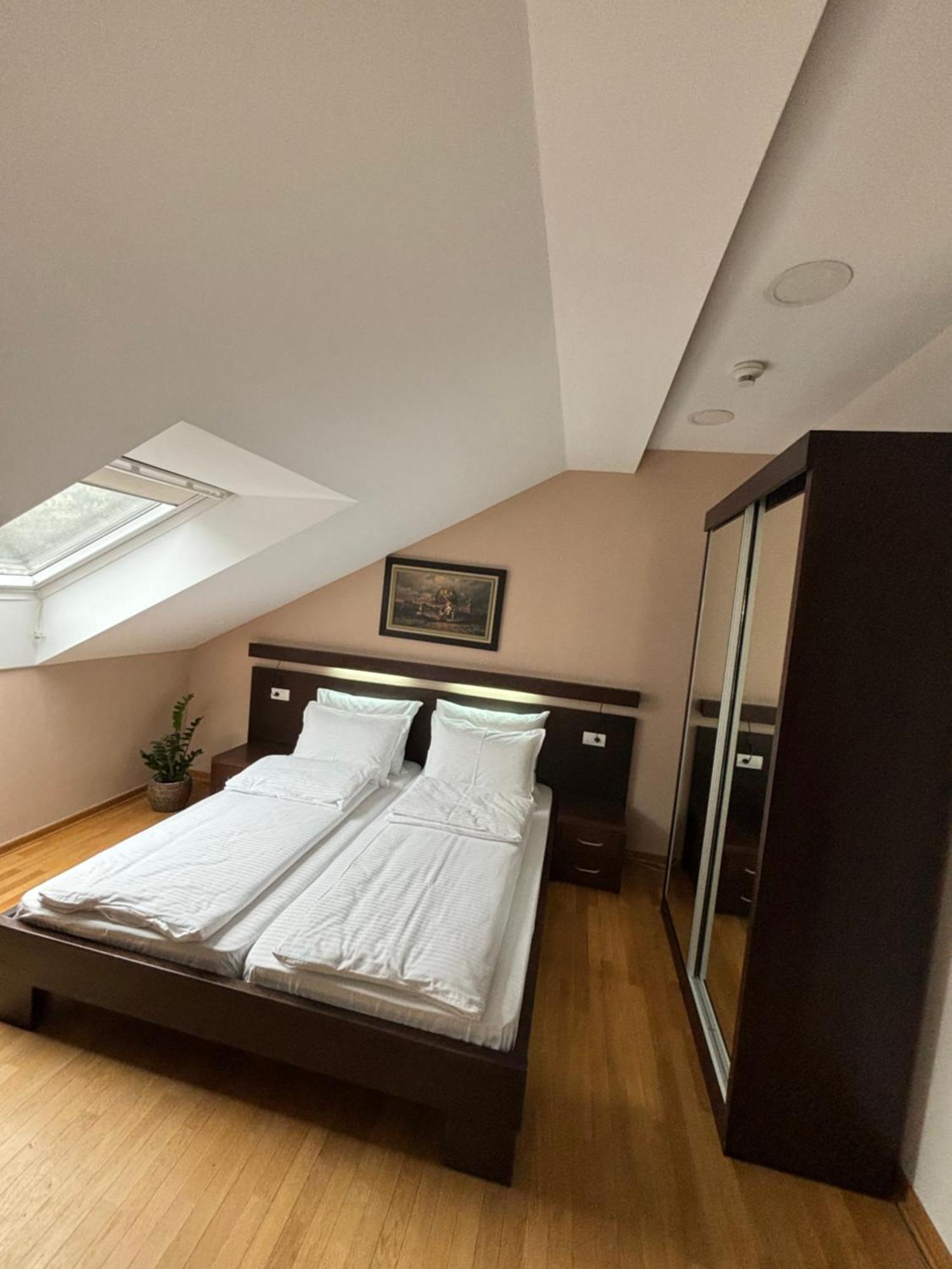 Atrium Bed and Breakfast Sremska Mitrovica Buitenkant foto