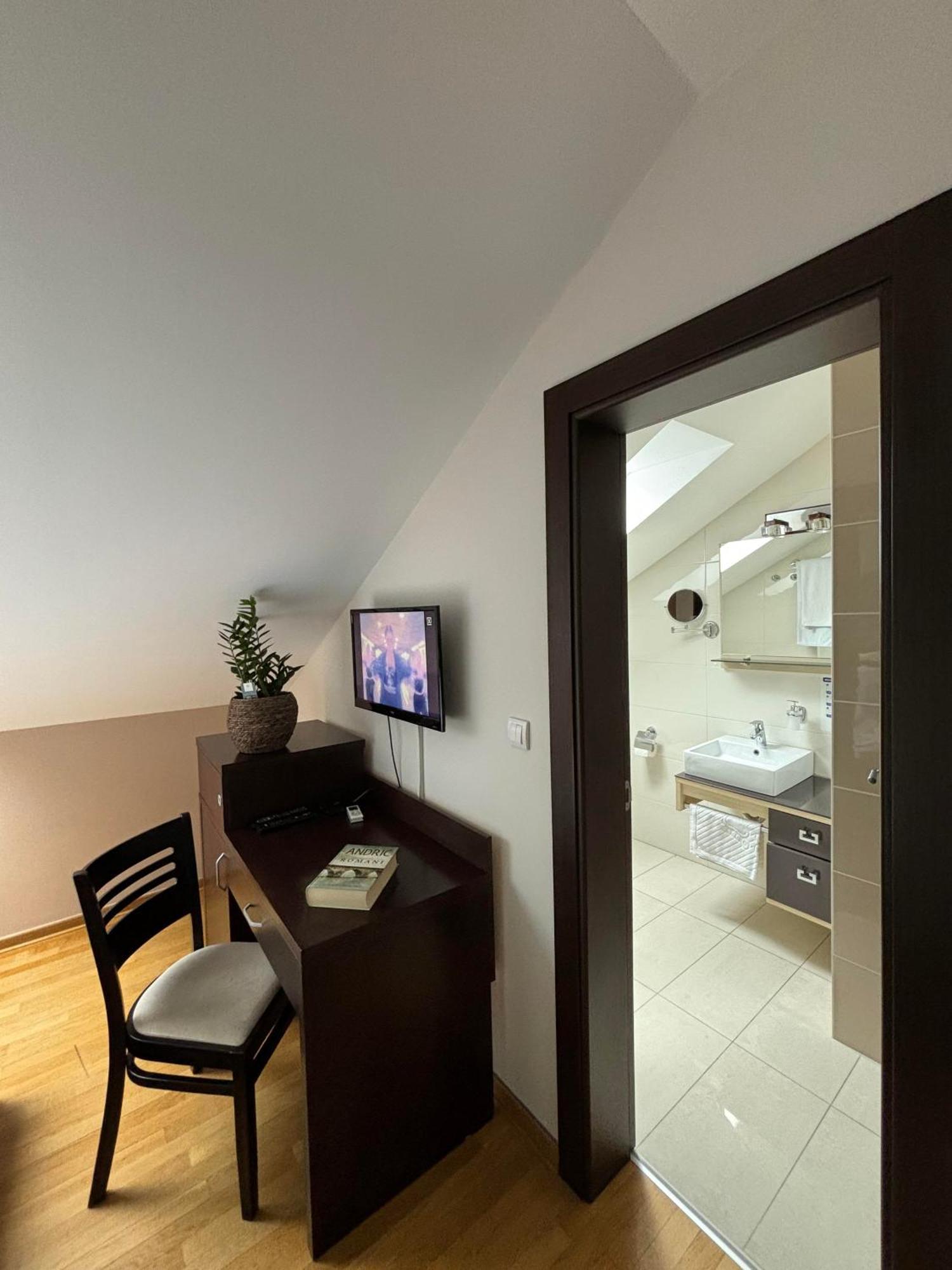 Atrium Bed and Breakfast Sremska Mitrovica Buitenkant foto