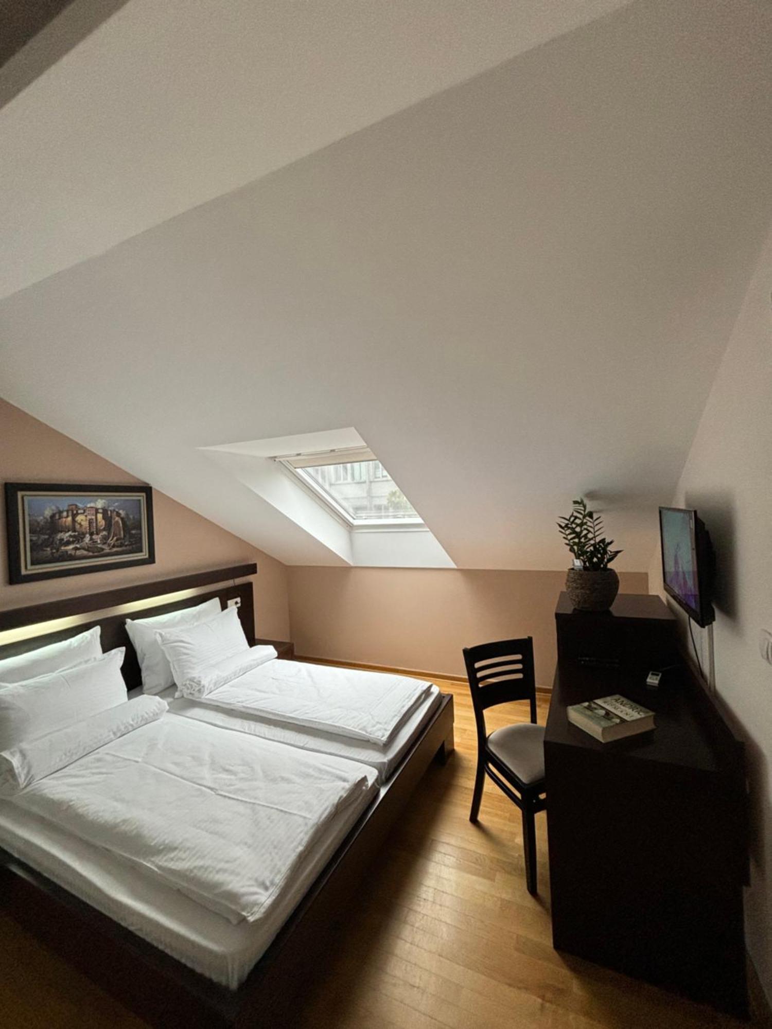 Atrium Bed and Breakfast Sremska Mitrovica Buitenkant foto